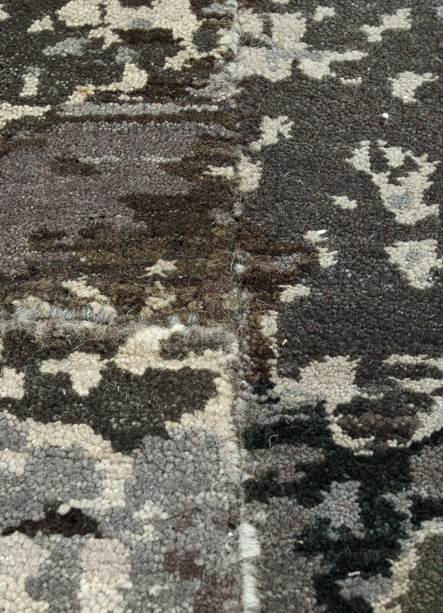 uvenuti grey and black wool Hand Knotted Rug - CloseUp