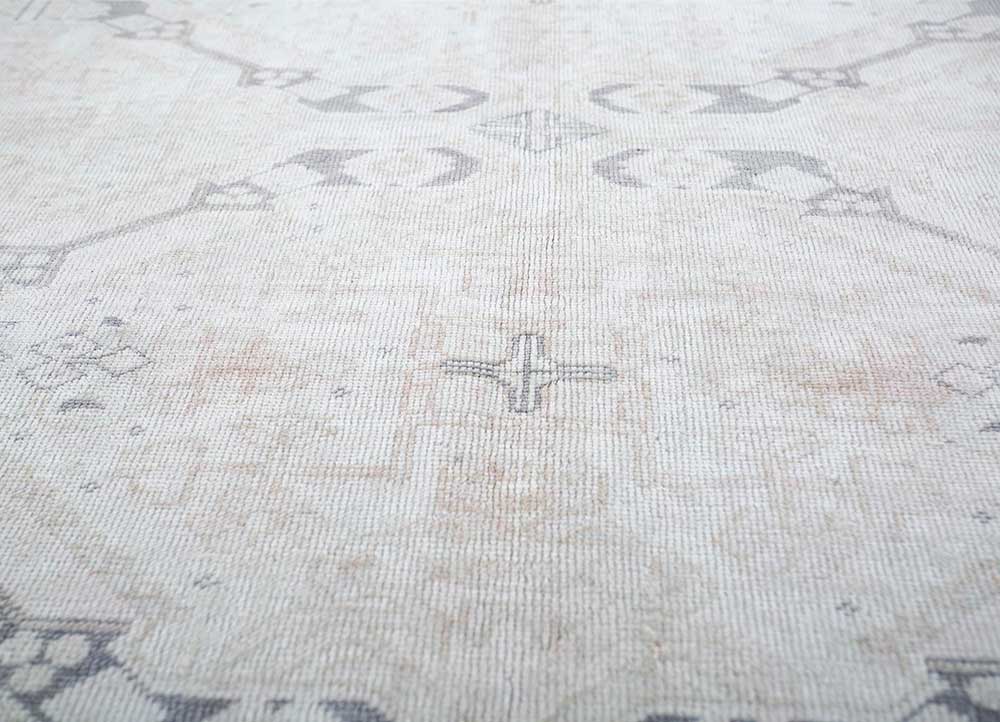 vintage ivory wool Hand Knotted Rug - CloseUp