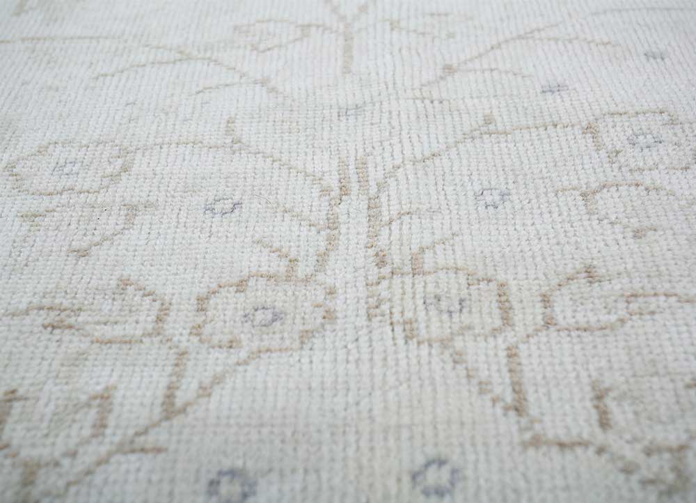 vintage ivory wool Hand Knotted Rug - CloseUp