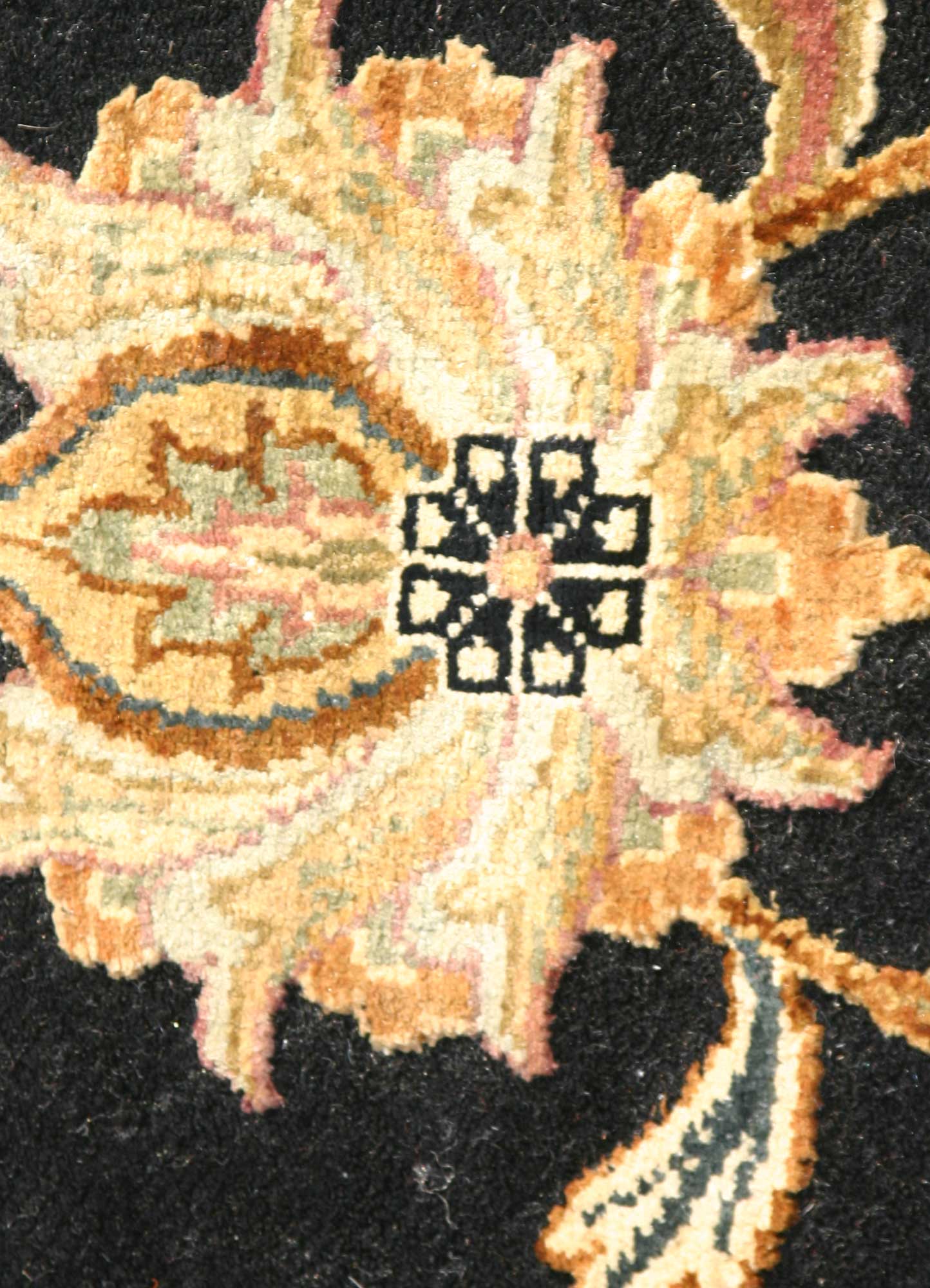 aurora grey and black wool and silk Hand Knotted Rug - CloseUp