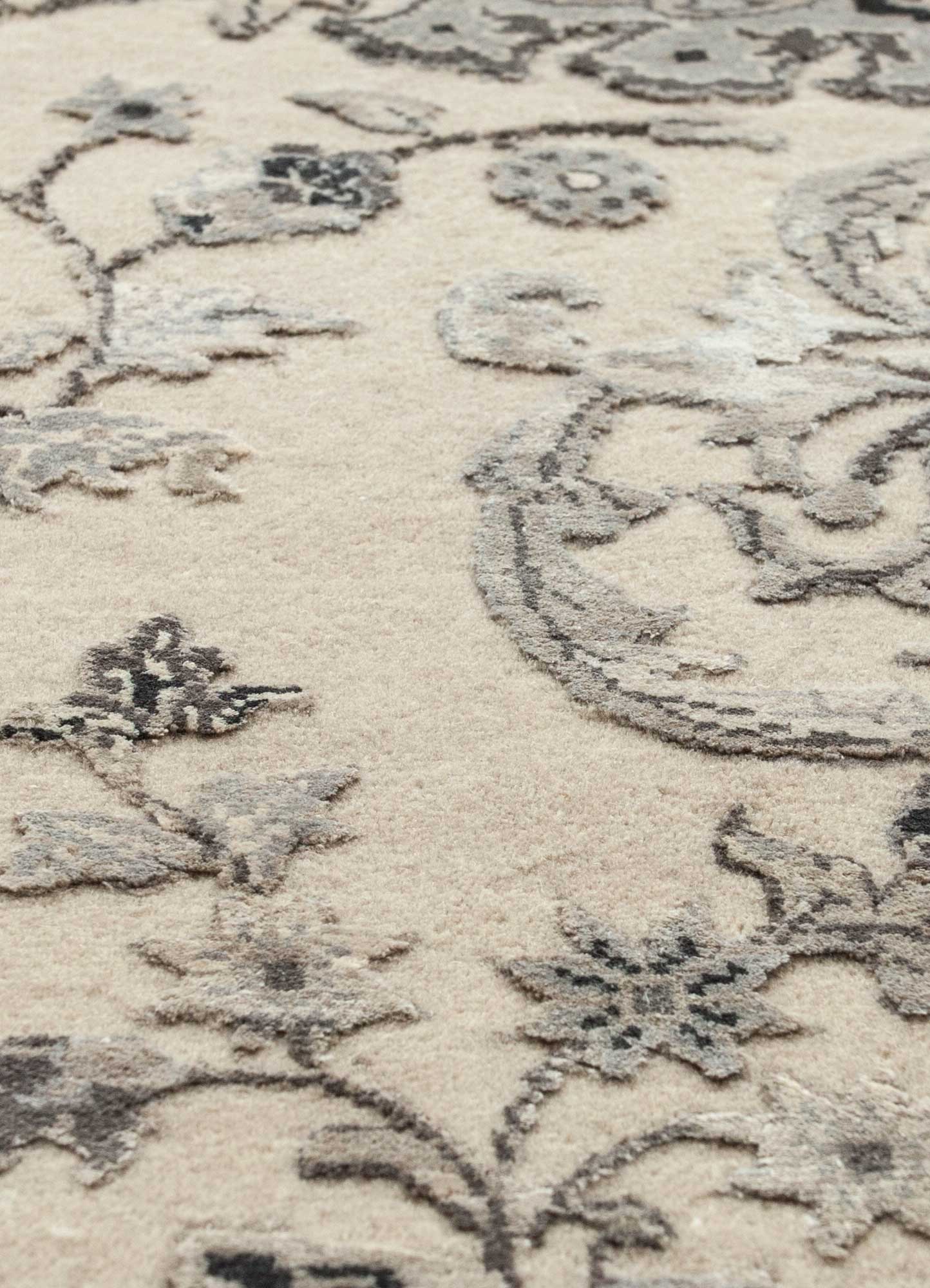 aurora ivory wool and silk Hand Knotted Rug - CloseUp