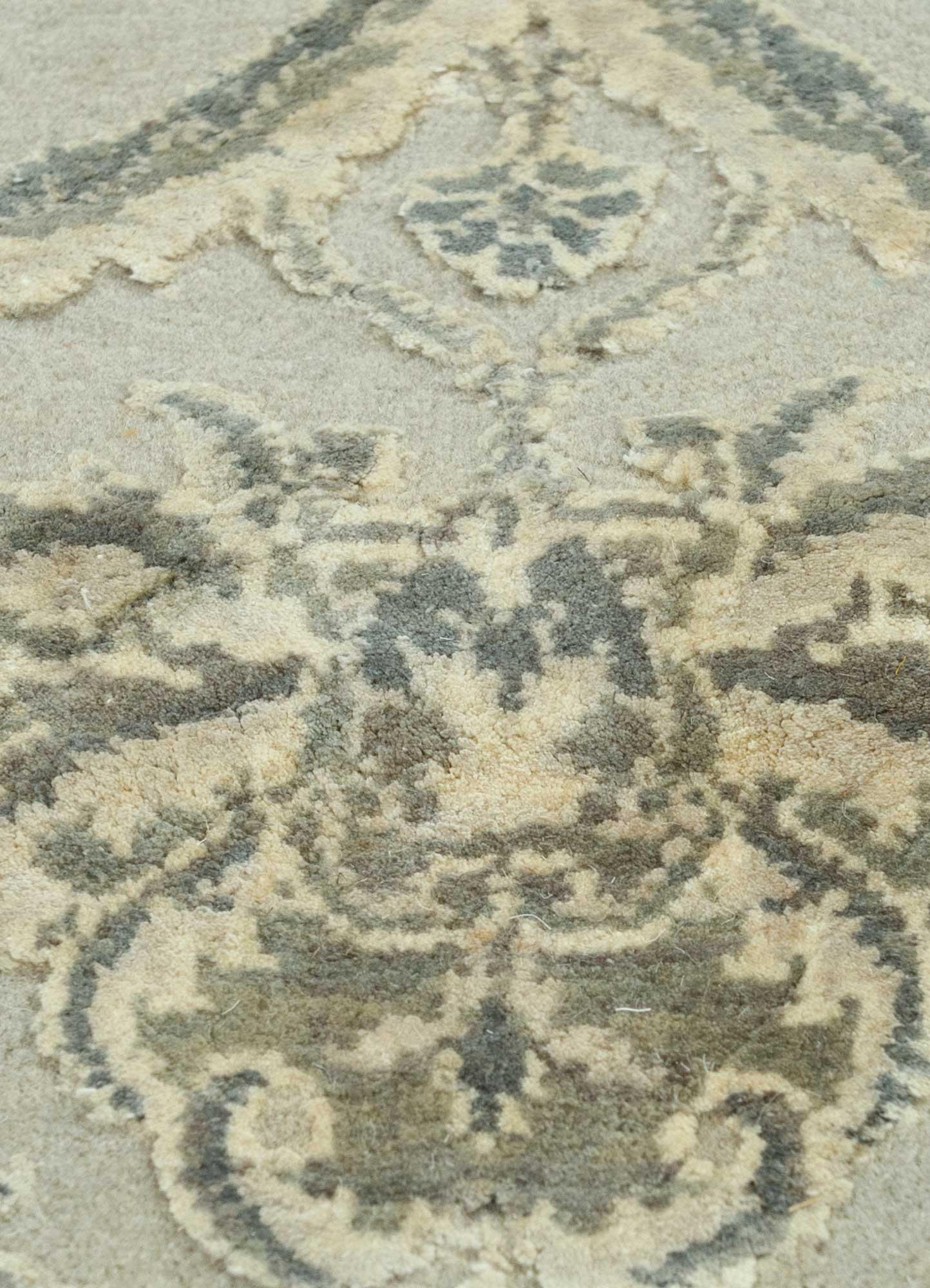 aurora grey and black wool and silk Hand Knotted Rug - CloseUp