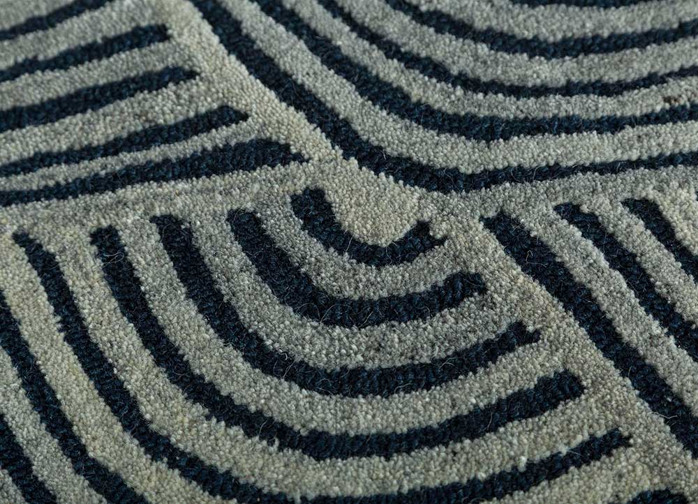 pathways grey and black wool Hand Tufted Rug - CloseUp