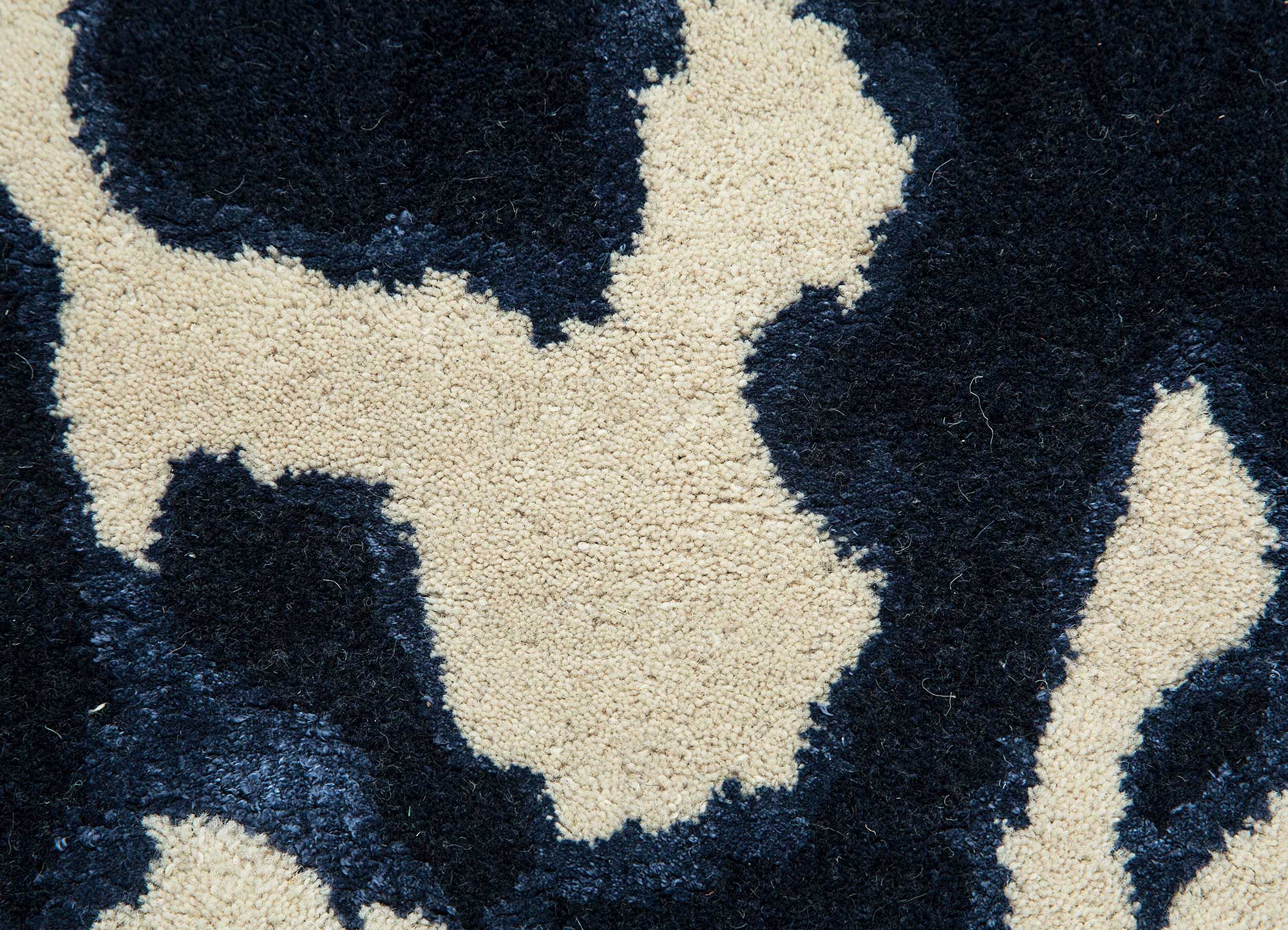 roar ivory wool and viscose Hand Tufted Rug - CloseUp