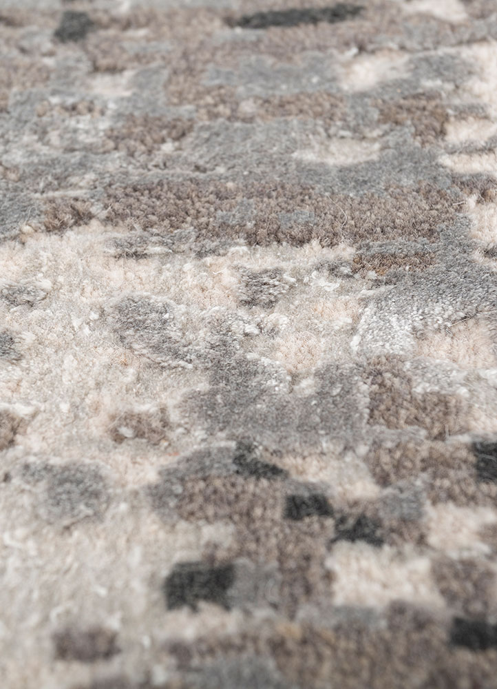 uvenuti ivory wool and bamboo silk Hand Knotted Rug - CloseUp