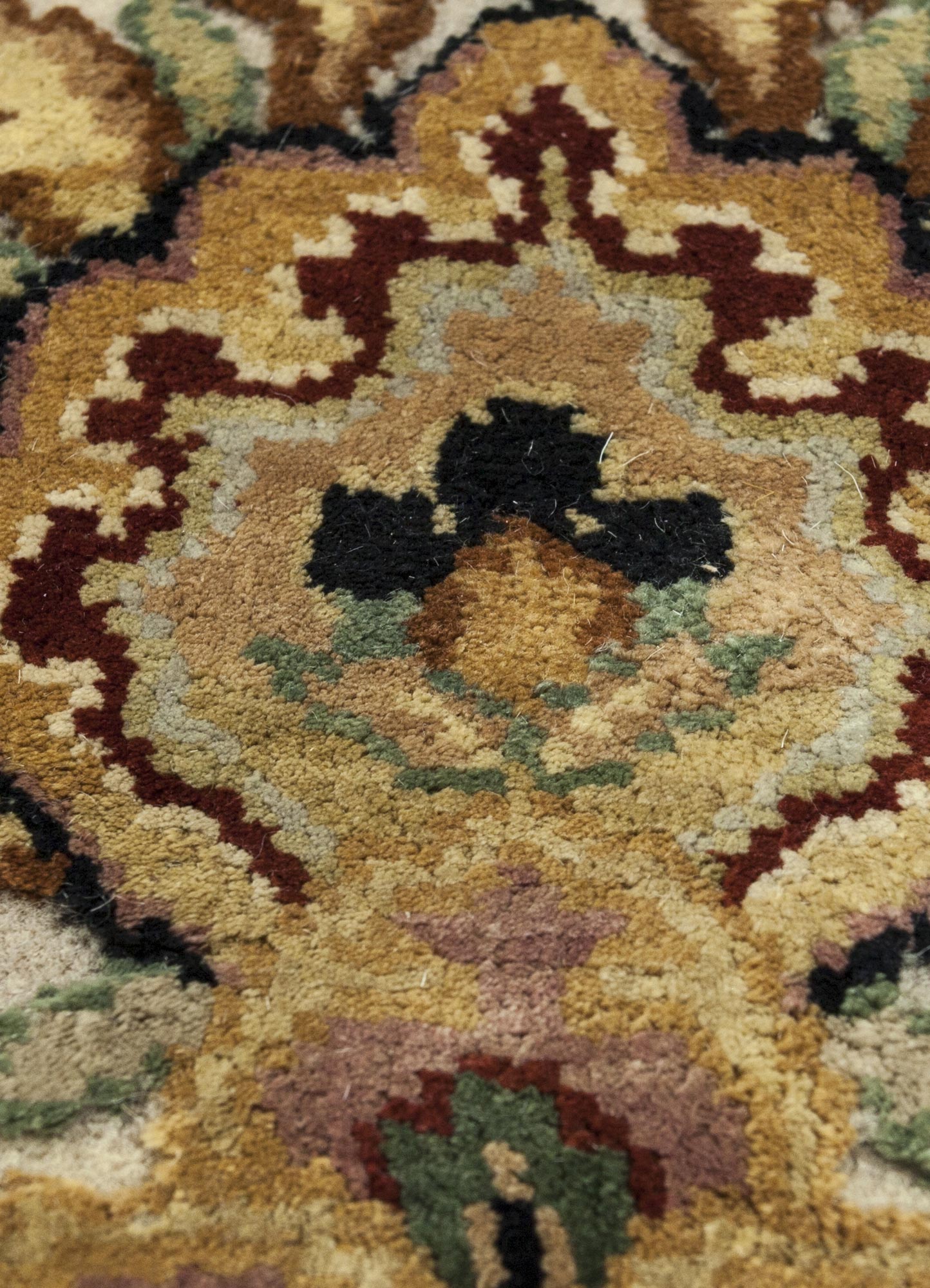 aurora ivory wool and silk Hand Knotted Rug - CloseUp