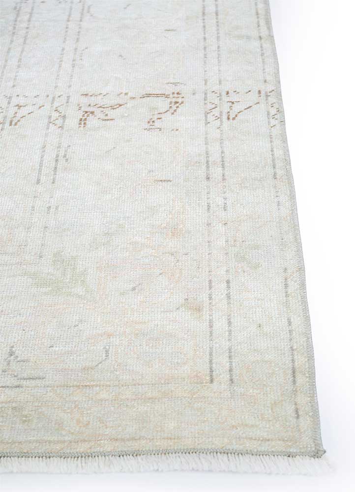 vintage ivory wool Hand Knotted Rug - Corner