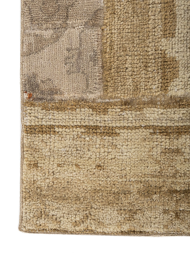 aprezo gold wool Hand Knotted Rug - Corner