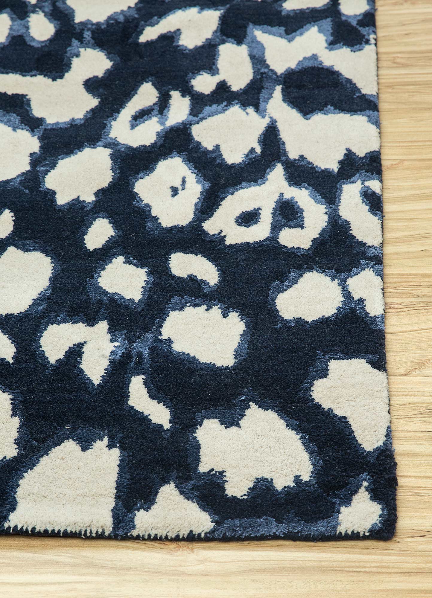 roar ivory wool and viscose Hand Tufted Rug - Corner