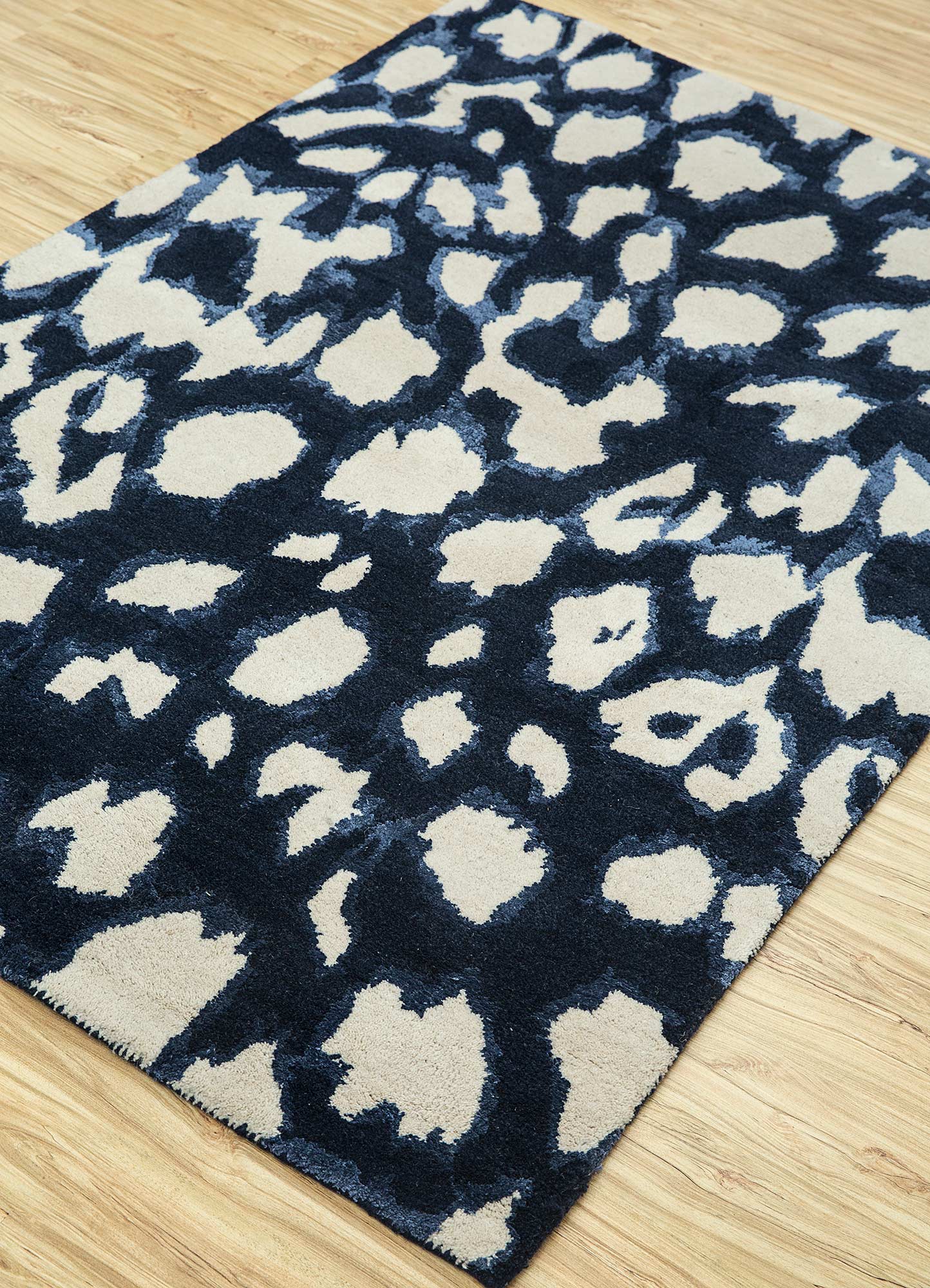 roar ivory wool and viscose Hand Tufted Rug - FloorShot