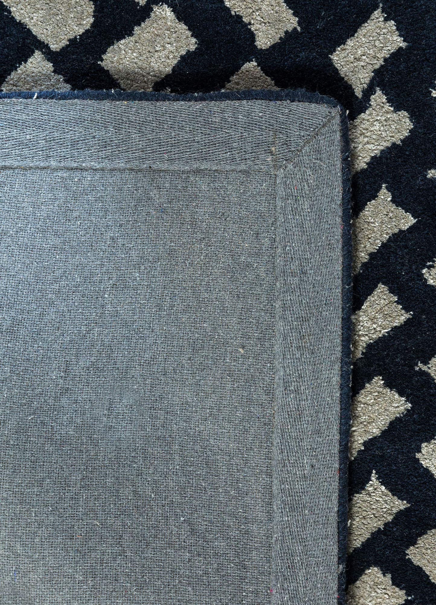 contour grey and black wool and viscose Hand Tufted Rug - Perspective